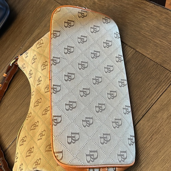 Authentic Dooney & Burke signature bag - Picture 2 of 6